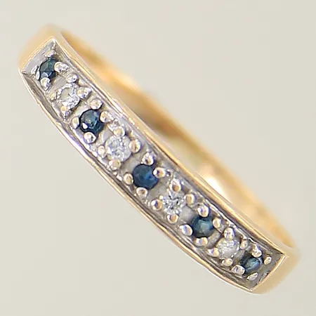 Ring med diamanter 4 x ca 0,02ct samt safirer stl:17¾ bredd:1,5-4mm, safirer med nagg, 18K Vikt: 2 g