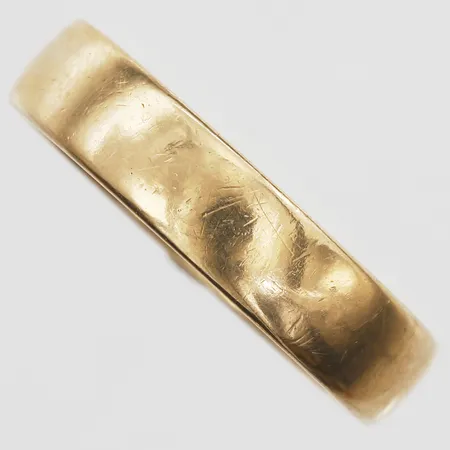 Ring slät stl 19, bredd 5mm, gravyr, bruksslitage, 18K. Vikt: 6,1 g
