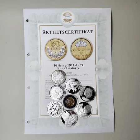 Mynt 200Kr Drottning Silvia, 6 plaketter ur serien Sveriges Historia, 925/1000 silver, 147,9g. 1 Mynt 50 Öre 1911-1939, Gustav V, silver belagt med 24K guld samt platina, tillhörande certifikat samt etui, 5,0g.