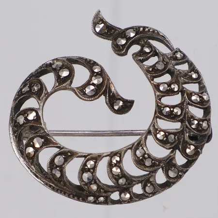 Brosch med markasiter mått ca 30 x 34mm, importstämplad, 830/1000 silver Vikt: 5,8 g