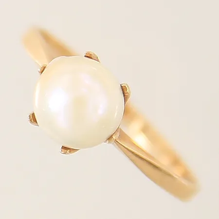 Ring med odlad pärla stl:17½ bredd:2-7mm, pärla med slitage, 18K Vikt: 2 g