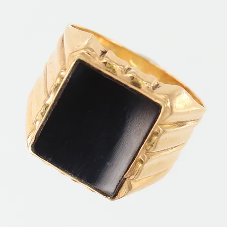 Klackring med onyx stl:18¾ bredd 5,5-16,5mm bucklig 18K.  Vikt: 6,5 g