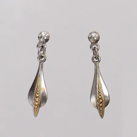 Örhängen med förgylld dekor, längd 24mm bredd 1,5-5,4mm. 925/1000 silver Vikt: 2 g