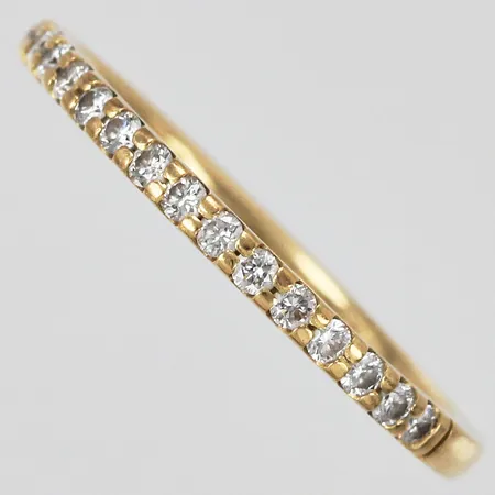 Ring med diamanter ca 18x0,01ct stl: 17 bredd: ca 2mm graverad, 18K Vikt: 1,9 g