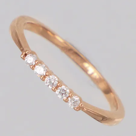 Ring med diamanter 5 x ca 0,02ct, rödguld, stl16¼, bredd 1,7mm, gravyr, 18K Vikt: 1,6 g