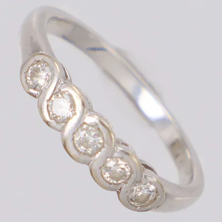 Ring med diamanter 5 x ca 0,04-0,05ct, sti:17¾, bredd 4,2mm, vitguld, 14K Vikt: 2,8 g