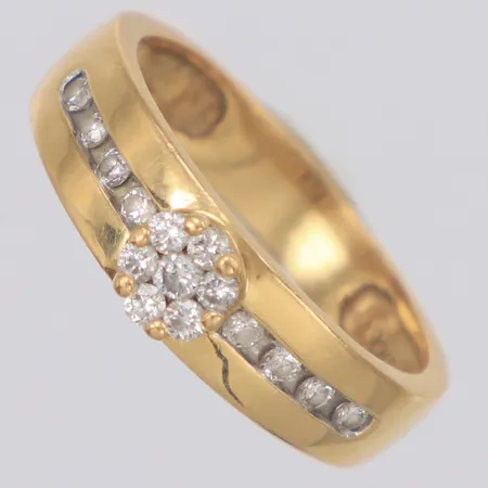 Ring med diamanter 15x ca 0,01-0,02ct stl:16¾, bredd 5,2mm, gravyr, GHA, 18K  Vikt: 3,3 g