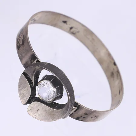 Armring med vit sten Karl Laine/Finnfeelings innermått ca 60x50mm, bredd 10mm, något bucklig, missfärgad, Åbo Finland, silver 925/1000 Vikt: 23,8 g