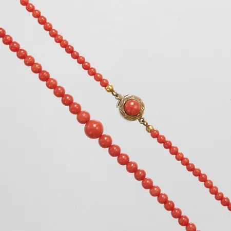 Collier med korall, slitna, doserad, lås i 850/1000 silver, längd 40cm, bredd 4-8,5mm, Brv: 13,4g Vikt: 13,4 g
