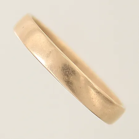 Ring slät stl:20¾ bredd 3,8mm, gravyr 18K Vikt: 4,8 g