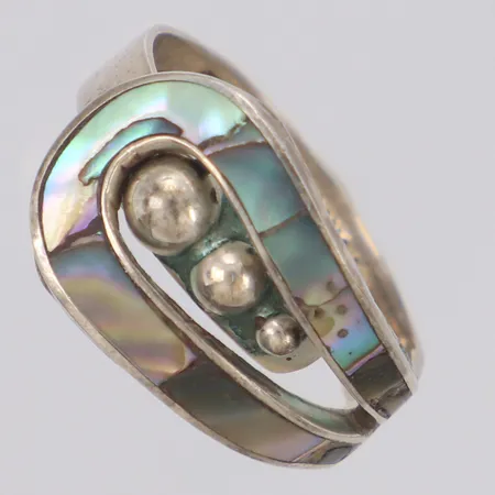 Ring med pärlemor stl:17¼, bredd 12,2mm, något skev, Mexico, 925/1000 silver Vikt: 2,8 g