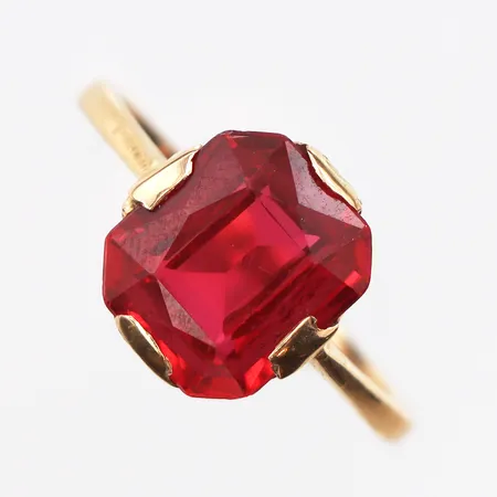 Ring med röd sten, stl:17½, bredd:1,6mm, 18K. Vikt: 2,6 g