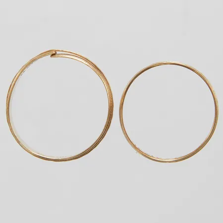 2 Ringar, defekta, gravyr, tvåfärgade, 18K Vikt: 4,1g Vikt: 4,1 g