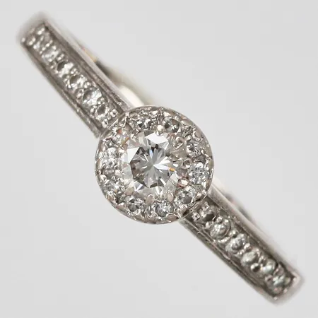 Ring med diamanter ca 1x0,16ct samt 23x0,01ct stl: 16½ bredd: ca 1-6mm GHA, vitguld 18K Vikt: 2,7 g