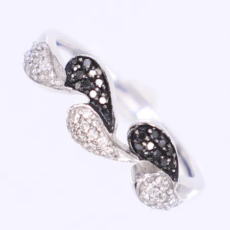 Ring med svarta stenar samt diamanter totalt 30xca 0,005ct stl:16 bredd 1-6mm tillv. Guldfynd vitguld 18K Vikt: 2 g