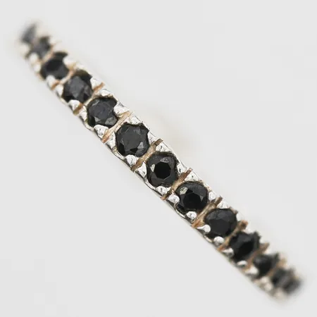 Ring med svarta stenar, stl 17¼, bredd 2mm, bruksslitage, silver 925/1000 Vikt: 1,3 g