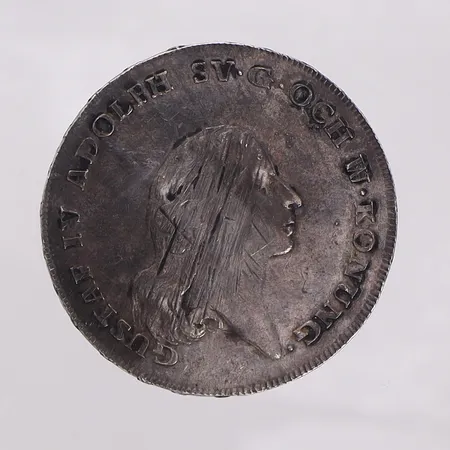 Brosch med mynt, ca Ø41,5mm, nål i oädel metall. 878/1000 silver Vikt: 30,4 g