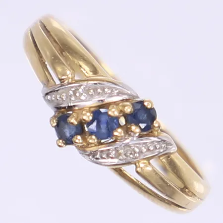 Ring med blå stenar samt diamanter totalt 2xca 0,005ct stl:18 bredd 2-8mm 18K Vikt: 3 g