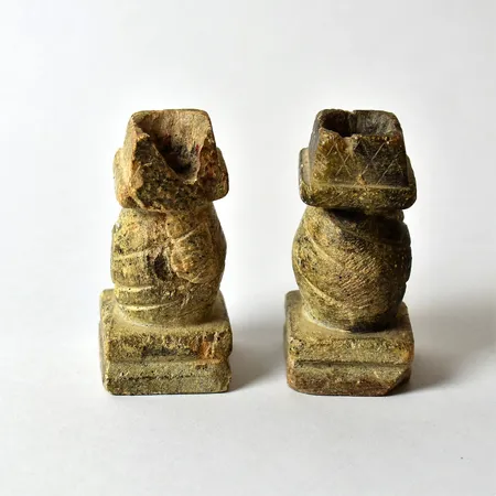Ett par ljusstakar i täljsten, 1800-tal eller äldre, defekta, höjd 7-7,3cm