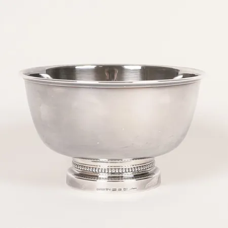 Skål på fot höjd 8cm, bredd 61-129mm, Eric Löfman för MEMA Lidköping år 1999, signerad, silver 830/1000.  Vikt: 157,3 g