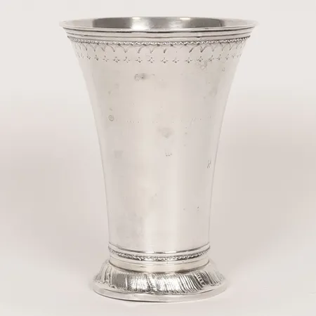Bägare med dekor i relief, Ø 10cm, höjd ca 14cm, Guldsmedsaktiebolaget i Stockholm, Stockholm 1942, något skev vid fot, silver 830/1000 Vikt: 151,3 g