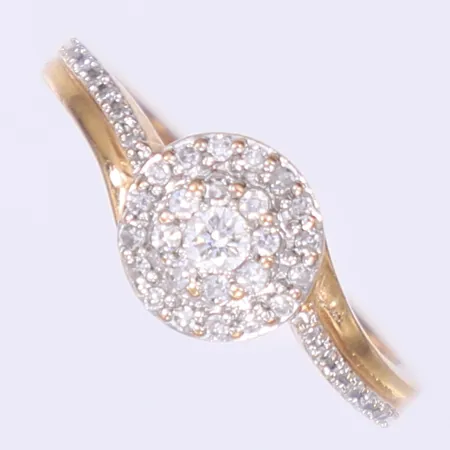 Ring med diamanter totalt 0,27ctv enl. gravyr stl:17¾, bredd 1,5-8mm, GHA, 18K Vikt: 2,8 g