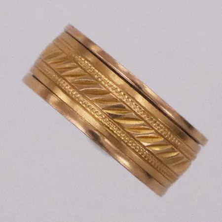 Ring mönsterdekor stl:17½, bredd 7,8mm, 21K Vikt: 5,1 g