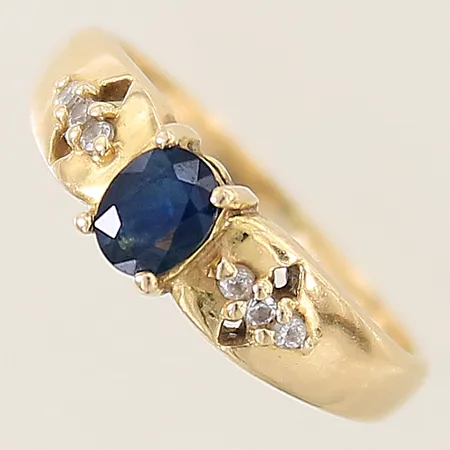 Ring med syntetisk safir samt vita stenar stl:16 bredd:2-5mm, safir med mindre nagg,14K Vikt: 2,7 g