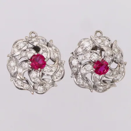 Ett par örhängen med diamanter ca24x0,07-0,10ct ca24x0,03-0,05ct och syntetiska rubiner, Ø25mm ena saknar stift, vitguld18K Vikt: 15,5 g