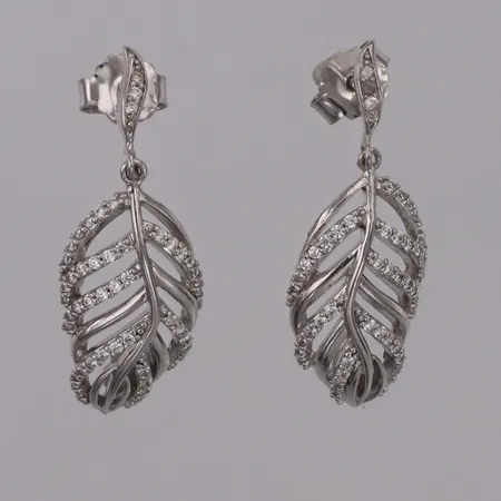 Ett par örhängen med blad med vita stenar, längd 30mm bredd 11,1mm, GHA silver 925/1000 Vikt: 3,4 g