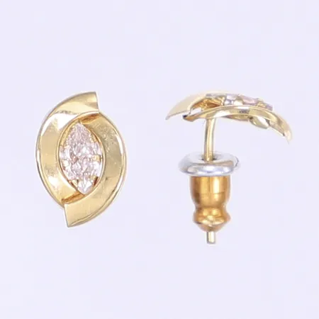 Ett par örhängen med vita stenar 10x6mm, något buckliga, snurrebussar ej guld, 18K Vikt utan snurrebussar: 0,5g Vikt: 0,5 g