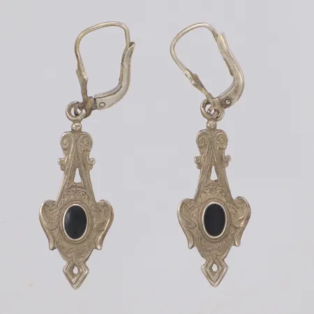 Ett par örhängen med svarta stenar längd ca 40mm bredd 11mm, 925/1000 silver Vikt: 2,6 g