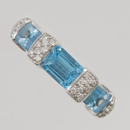 Ring stl17¾ bredd:4,1-6mm med diamanter 22x ca0,01ct samt blå stenar, 18K 7,5g.