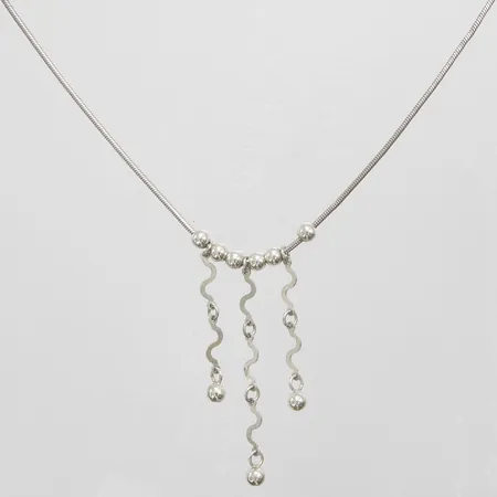 Collier längd 43cm, bredd 1,5-57mm, integrerade hängen, 925/1000 silver Vikt: 11,7g Vikt: 11,7 g