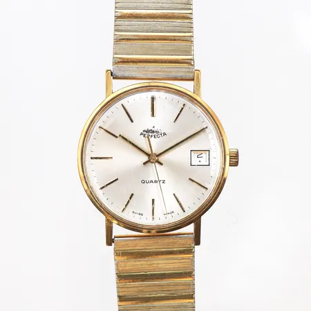 Herrur Perfecta 18K, Ø33mm, quartz, datum, gravyr, batteribyte krävs, klockarmband i oädel metall med slitage, repigt glas, inga övriga tillbehör.