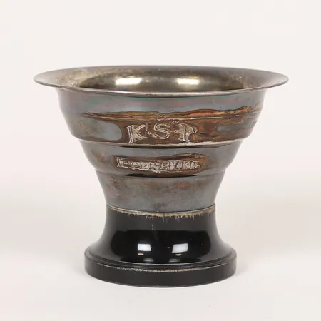 Skål på träsockel höjd 75mm, bredd 60-100mm, gravyr, Guldsmedsaktiebolaget I Stockholm, Stockholm år 1932, silver 830/1000.  Vikt: 100,9 g