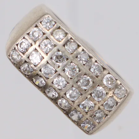 Ring med vita stenar stl:19½, bredd 11,2mm, vind, 925/1000 silver Vikt: 8,3 g