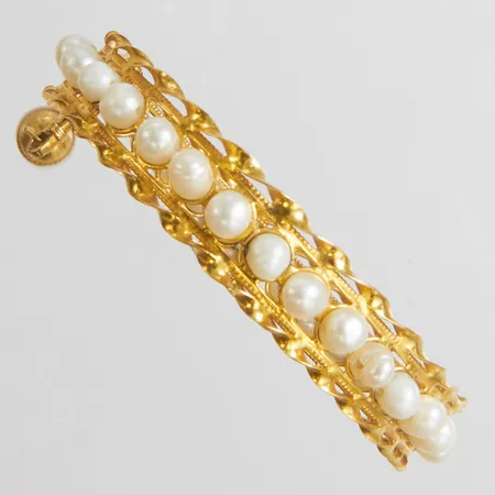 Armring öppningsbar med odlade sötvattenpärlor, Ø58,5mm, bredd 11,5mm, genombruten design, berlock vid lås, ihålig, 22K Brv: 16,1g Vikt: 13,3 g