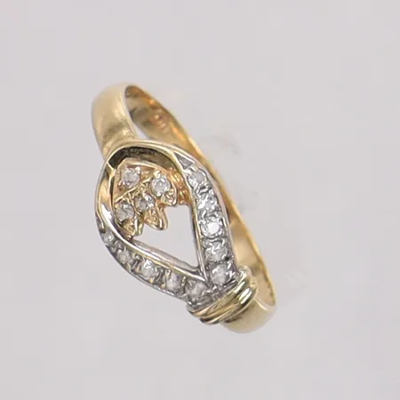 Ring med stenar stl:18, bredd ca 2,5-8,7mm, slitna klor, ostämplad, 14K Vikt: 1,7 g