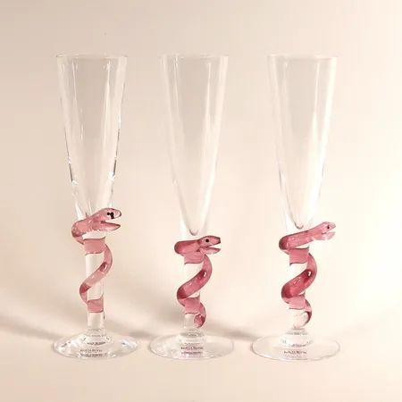 Tre Vinglas "Cleopatra", Ulrica Hydman Vallien för Kosta Boda, klart och rosa glas, höjd 26cm, numrerade, signerade. Skickas med postpaket.