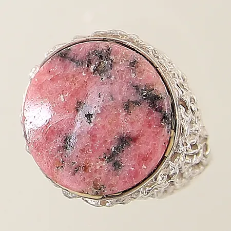 Ring genombruten dekor med rodonit stl:17¼ bredd 4,8-21mm höjd 12,3mm något skev skena silver 925/1000 Vikt: 10,9 g