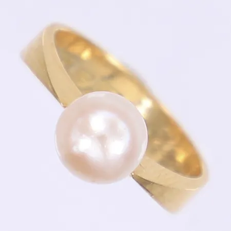 Ring med pärla stl:16¾ bredd 4-7mm gravyr 18K Bruttovikt: 3,5g