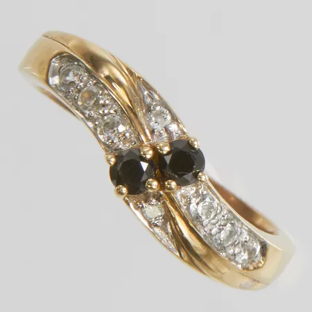 Ring med svarta diamanter 2 x ca.0,05ct, vita diamanter 2 x ca.0,005ct samt vita zirkoner, stl:17¼, bredd 2-6mm, missfärgad skena, 9K Vikt: 2,9g Vikt: 2,9 g