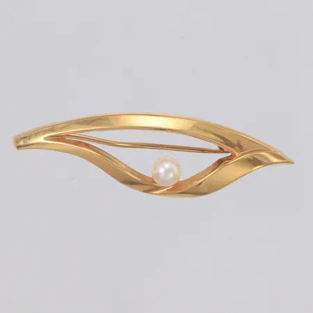 Brosch med pärla längd ca 48mm, bredd 15mm, 18K Vikt: 2,3 g