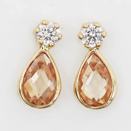 Örhängen med orange samt vita stenar längd 11mm, bredd 3-5mm, GHA, etui, 18K. Vikt: 1,1 g