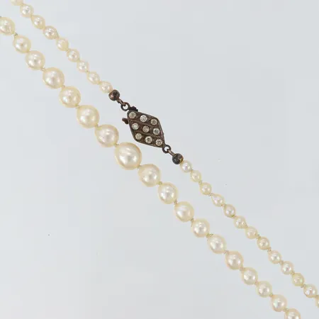 Pärlcollier med odlade saltvattenpärlor längd 43cm Ø3,2-7mm lås i silver med vita stenar, pärlor med slitage/skador, behov av områdning.  Vikt: 0 g