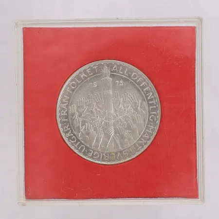 Mynt 50kr All offentlig makt i Sverige utgår från folket år 1975, Ø36mm, etui, 925/1000 silver Vikt: 27,1 g