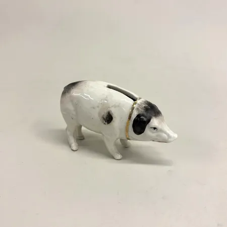 Spargris i vitt och svart, höjd ca 6cm, längd ca 10,5cm, nagg på en klöv, omärkt