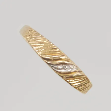 Ring skadad 18K 1,3g.