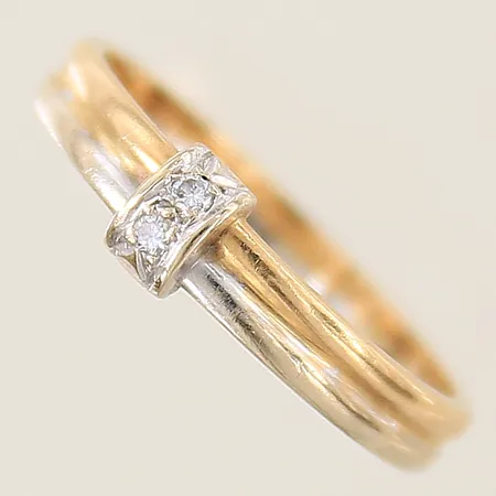 Ring med diamanter 2 x ca 0,02ct stl:17½ bredd 2,9-5,1mm, tvåfärgad 18K Vikt: 3,1 g